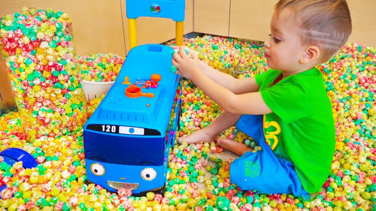 Bad-Kids-Giant-Candy-Accident-in-Bath-Learn-colors-with-Family-Fun-Video-for-children