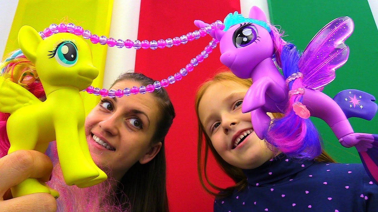 CHudoPoni-ISKORKA-pomogaet-FLATTERSHAJ-najti-Busy-Raspakovka-PoniRusalki-Video-igry-LitlPoni