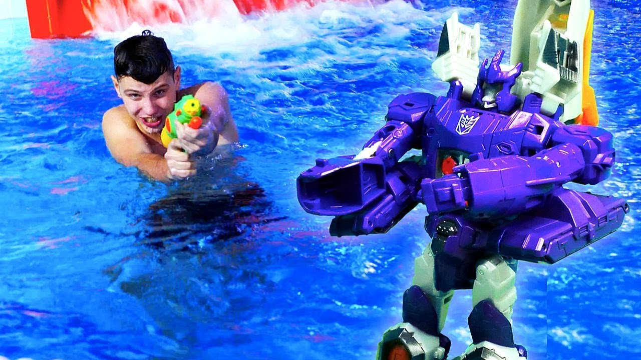 Kak-pobedit-Deseptikonov-Ispytaniya-v-BASSEJNE-Podgotovka-bojtsov-Video-igrushki-Transformery
