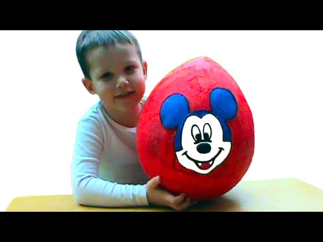 Miki-Maus-ogromnoe-yajtso-kinder-syurpriz-otkryvaem-igrushki-Mickey-Mouse