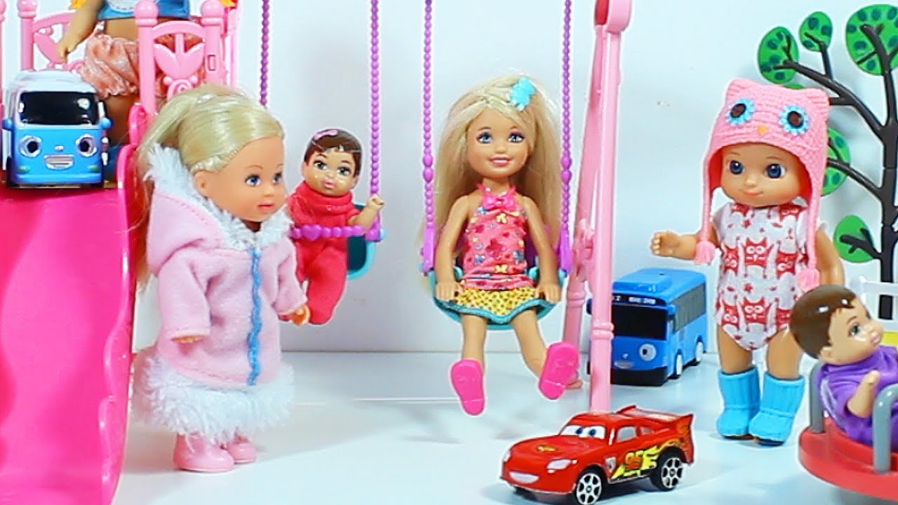 Na-DETSKOJ-PLOSHHADKE-Igrushki-Igraem-Syurprizy-iz-SHarikovogo-plastilina-Masha-i-Medved-Printsessy-Disneya