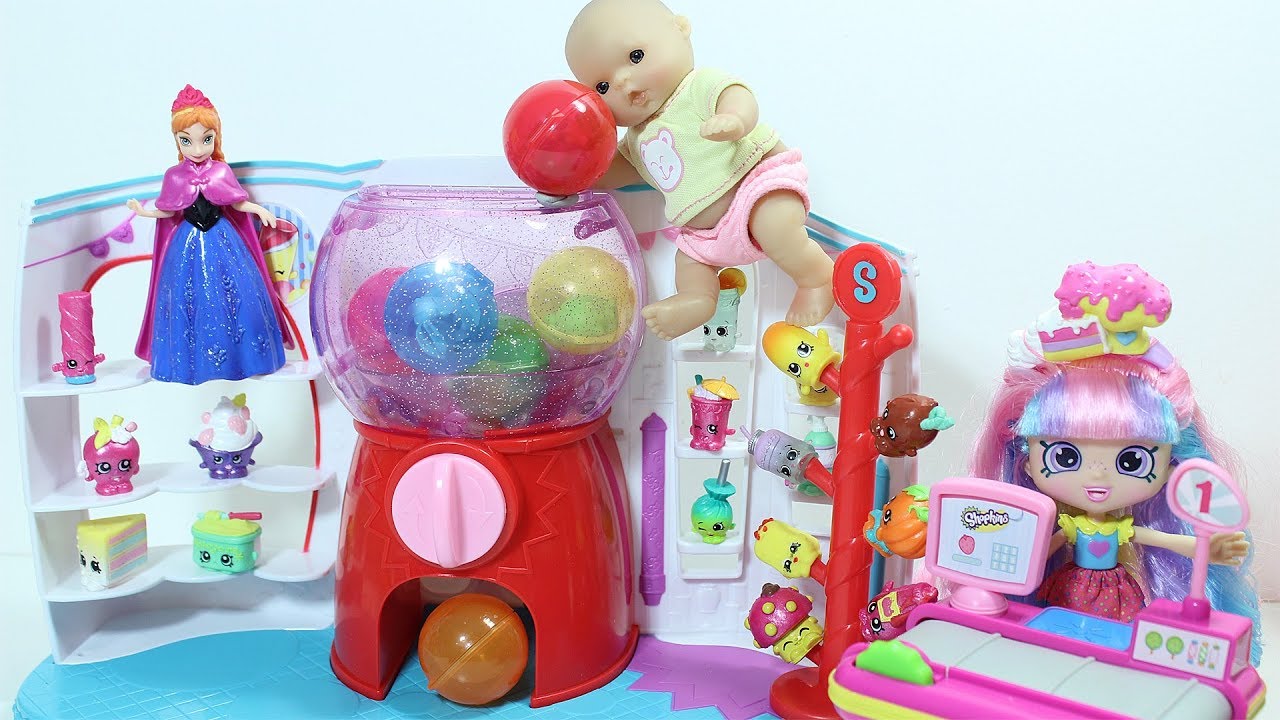 Otkryvaem-magazin-Dispenser-dlya-igrushek-Kukly-Pupsiki-Igraem