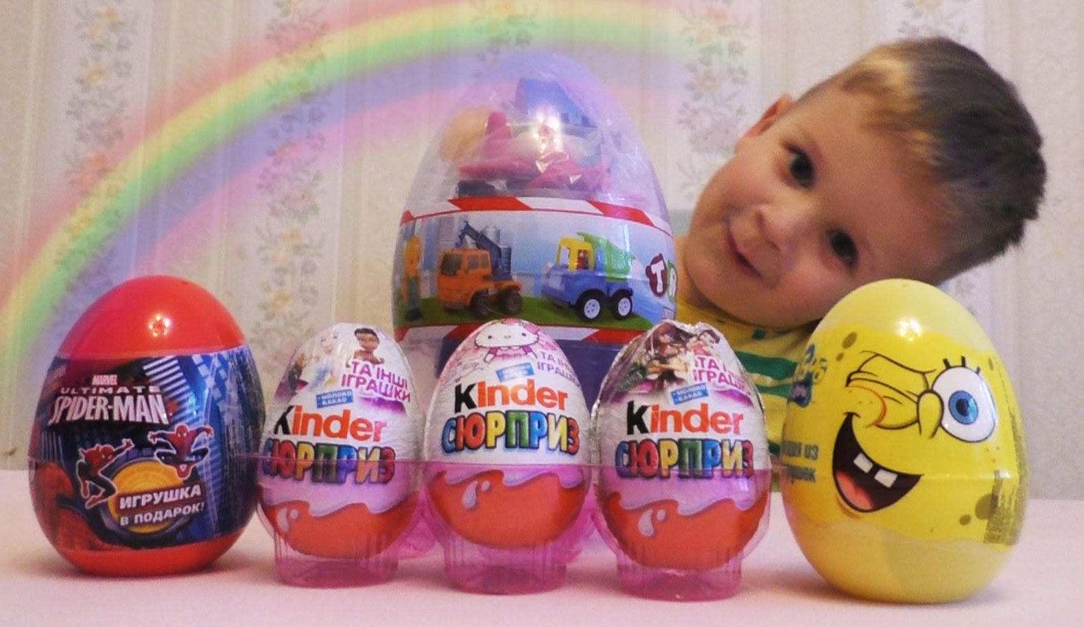 Otkryvaem-yajtsa-s-syurprizami-Spajdermen-Spanch-Bob-ogromnoe-yajtso-Kinder-Syurpriz-Helou-Kiti-Fei
