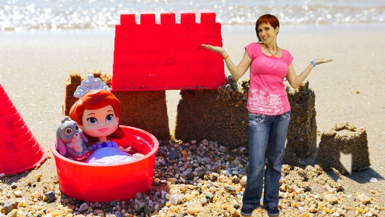 Printsessa-Sofiya-i-Masha-KapukiKanuki-POEHALI-POSMOTRIM-ZAMOK-iz-peska-Video-dlya-detej