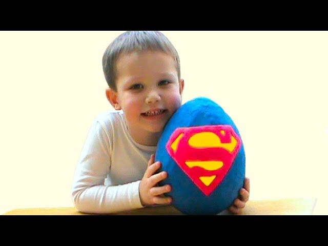 SUPERMEN-ogromnoe-yajtso-s-syurprizom-otkryvaem-igrushki-SUPERMAN
