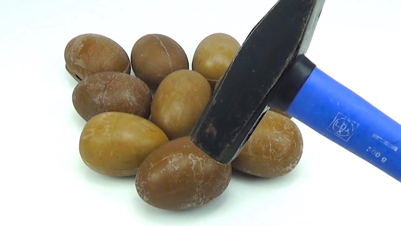 Syurprizy-i-igrushki-dlya-detei-Otkryvaem-syurprizy-pri-pomoshhi-molotka-Detskii-kanal-Igrushkin-TV