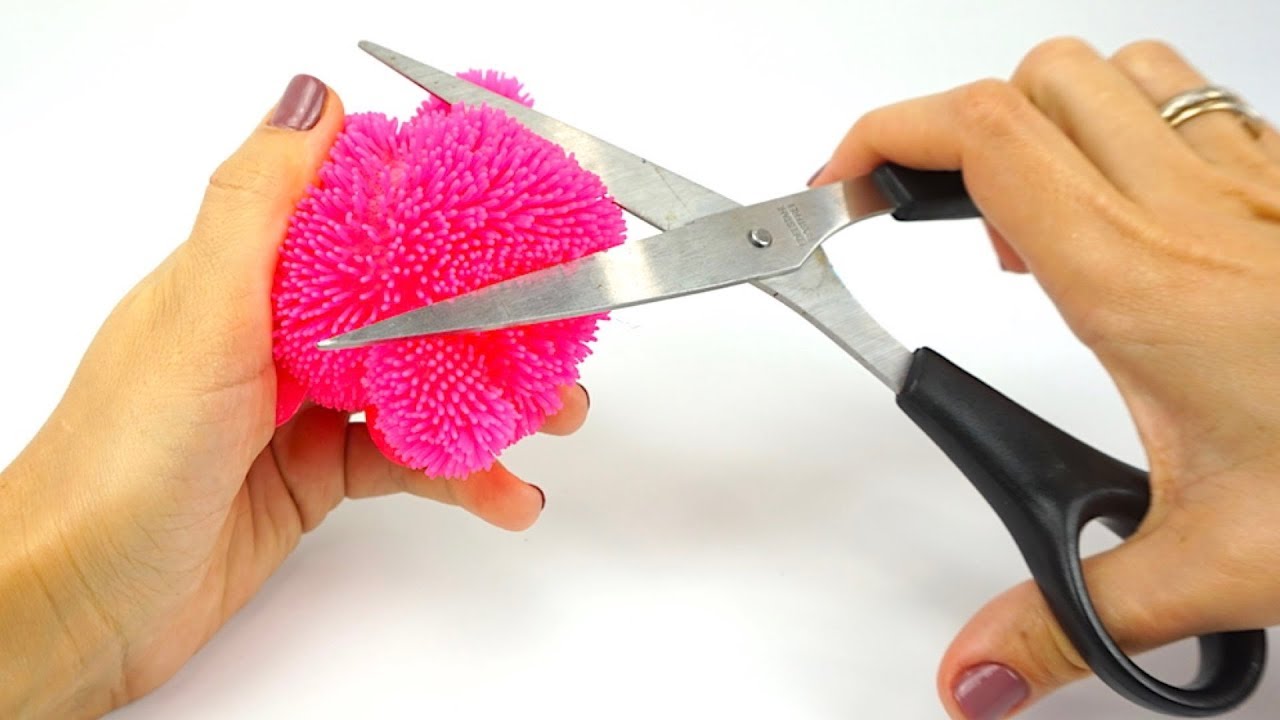 Vskryvaem-detskie-igrushki-smotrim-chto-vnutri-Neobychnye-igrushki-dlya-detei-Lizuny-Pushistiki