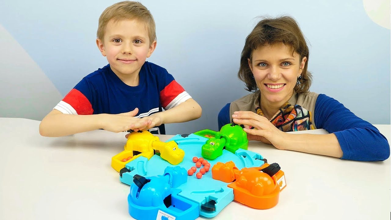 DANIK-i-Mama-igrayut-v-igru-GOLODNYE-BEGEMOTIKI-Vesyoloe-video-dlya-detej-pro-IGRY-i-Igrushki