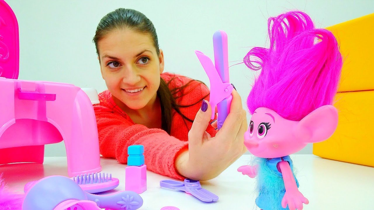 Delaem-prichyosku-dlya-Rozochki-iz-Trolli.-Salon-krasoty-dlya-kukly