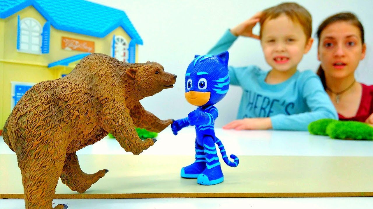 Ketboj-i-Medved-SHatun-Geroi-v-Maskah-perehitrili-Romeo.-Video-s-igrushkami