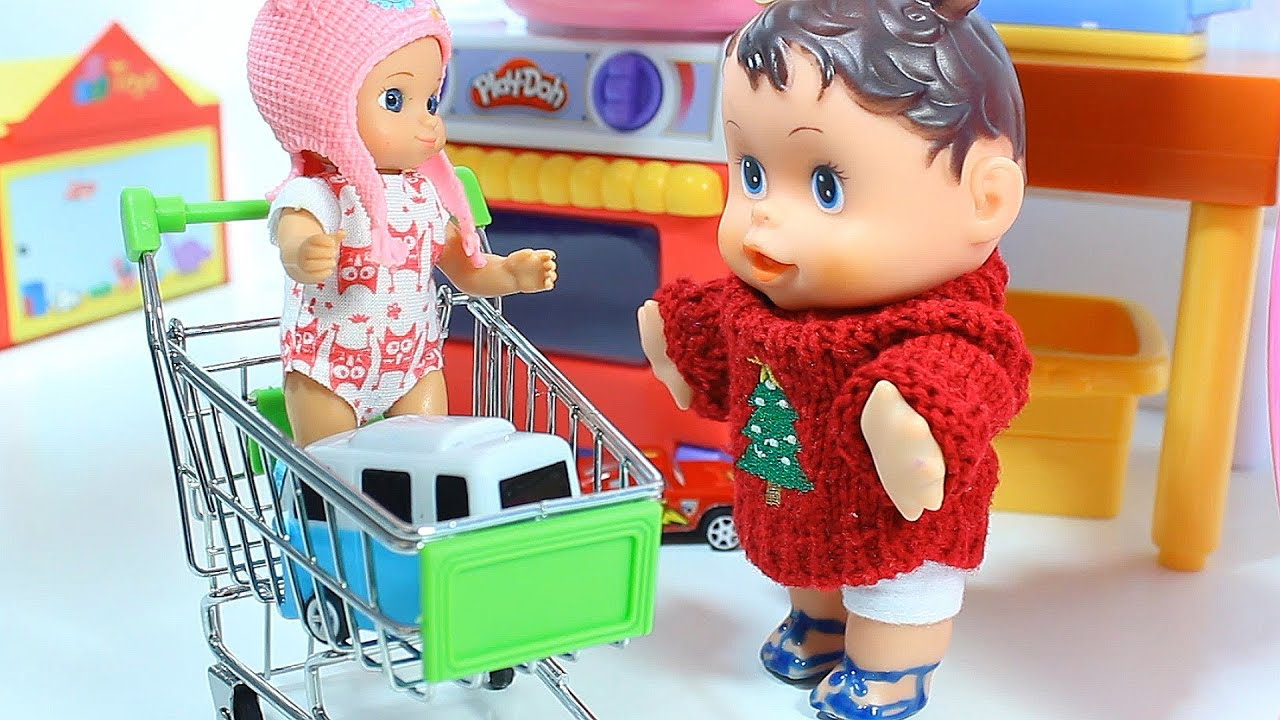 Pupsiki-igrayut-s-igrushkami-Modnyj-igrushechnyj-holodilnik-Video-dlya-detej