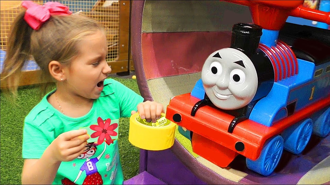 TOMAS-park-Razvlechenij-Dlya-detej-Funny-Baby-playing-with-Train-Thomas-Playground-Family-Fun-Kids