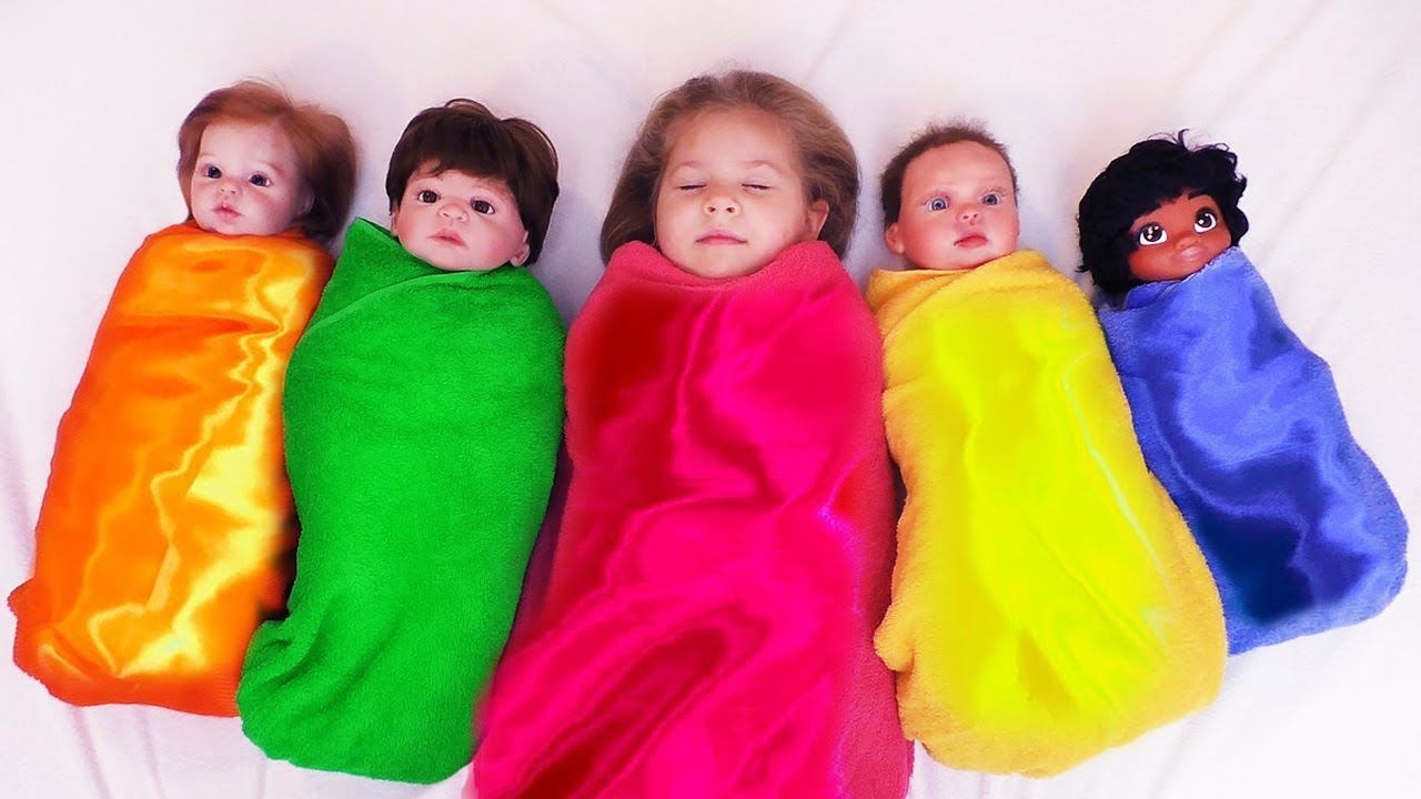 Diana-pretend-play-with-Baby-Dolls-Finger-family-song-for-kids-video