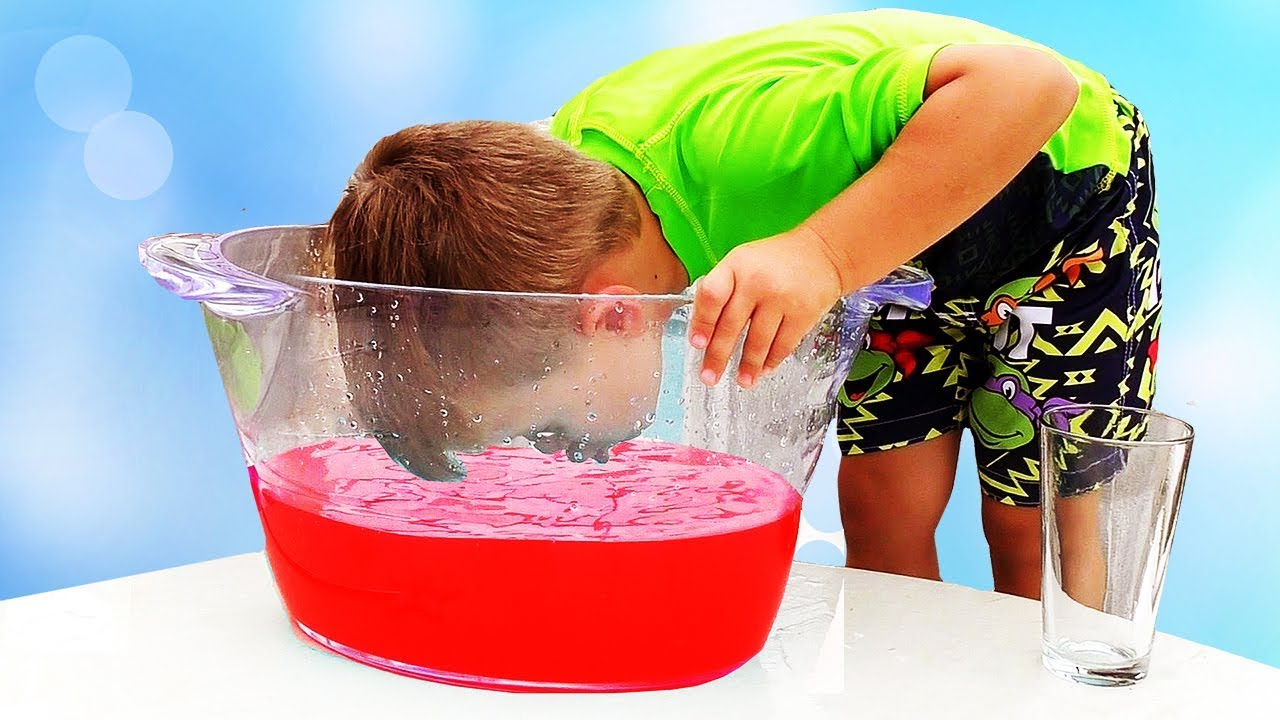 Funny-Kids-Roma-and-Diana-try-Color-Drinks