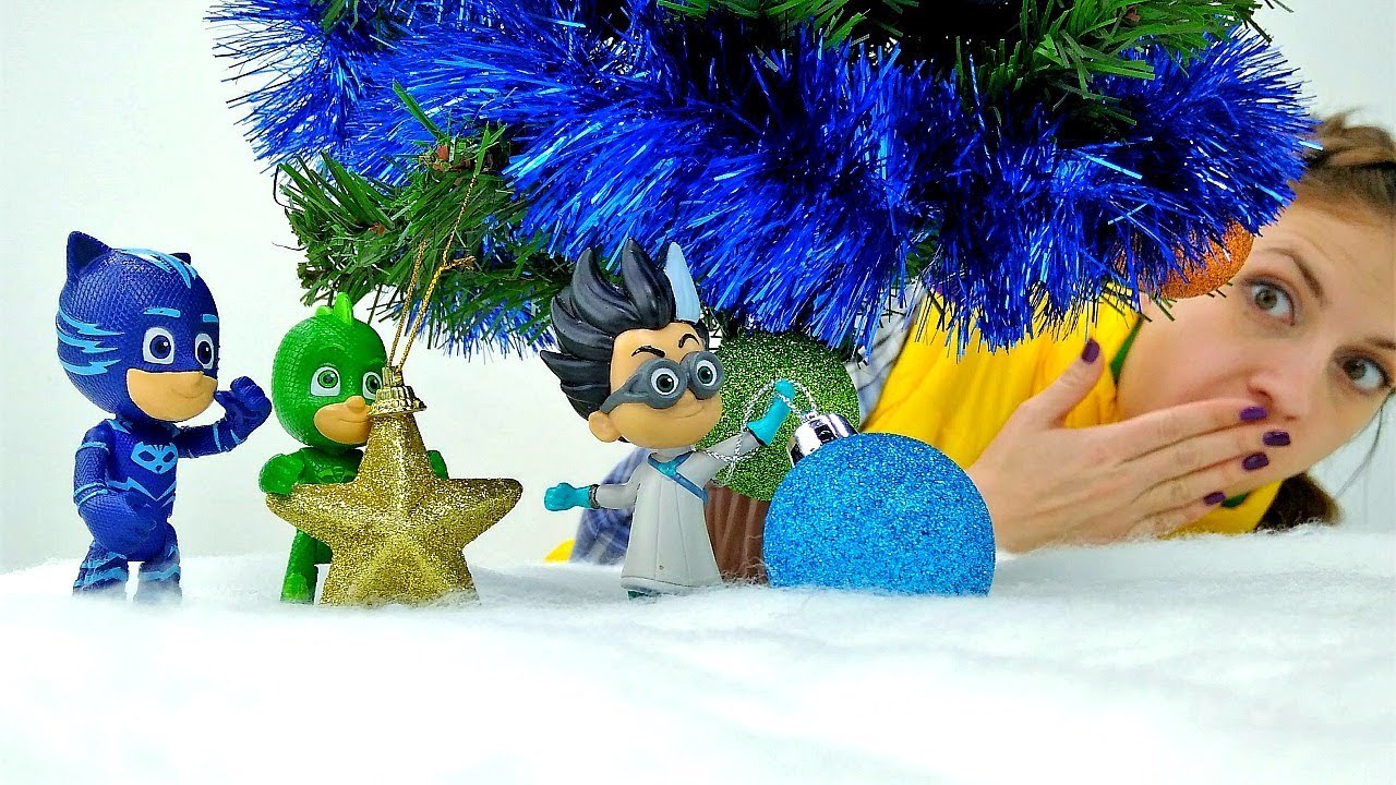 Geroi-v-Maskah-ishhut-Novogodnyuyu-YOlku.-Video-s-igrushkami
