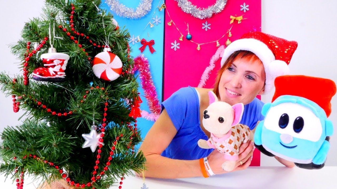 Gruzovichok-Leva-ukrashaet-elochku-Novogodnee-video-dlya-detej