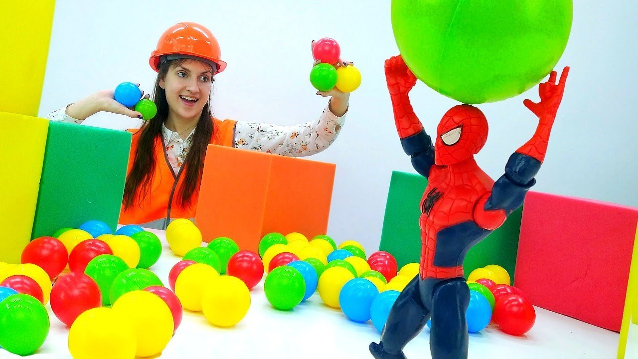Igraem-v-Supergerojskie-snezhki-s-CHelovekom-Paukom-Video-dlya-detej