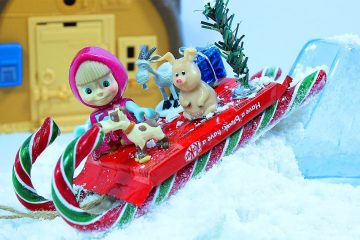 Masha-i-Medved-DELAYUT-SNEG-i-SANKI-iz-Konfet.-Masha-and-the-Bear-Do-Snow-Candy-Sled