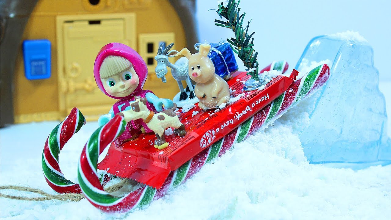 Masha-i-Medved-DELAYUT-SNEG-i-SANKI-iz-Konfet.-Masha-and-the-Bear-Do-Snow-Candy-Sled