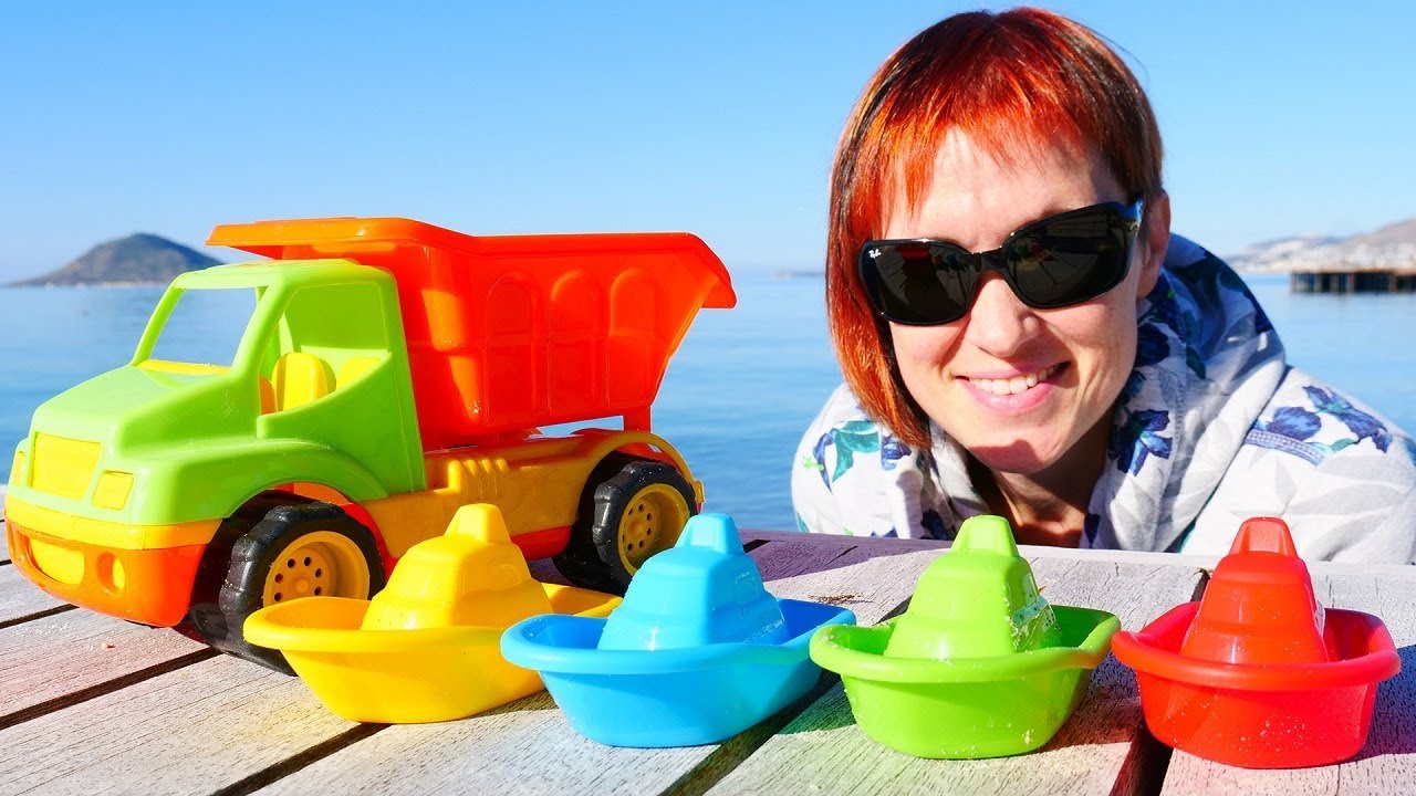 Mashinki-i-syurprizy-na-plyazhe.-Video-dlya-malyshej-Kapuki-Kanuki