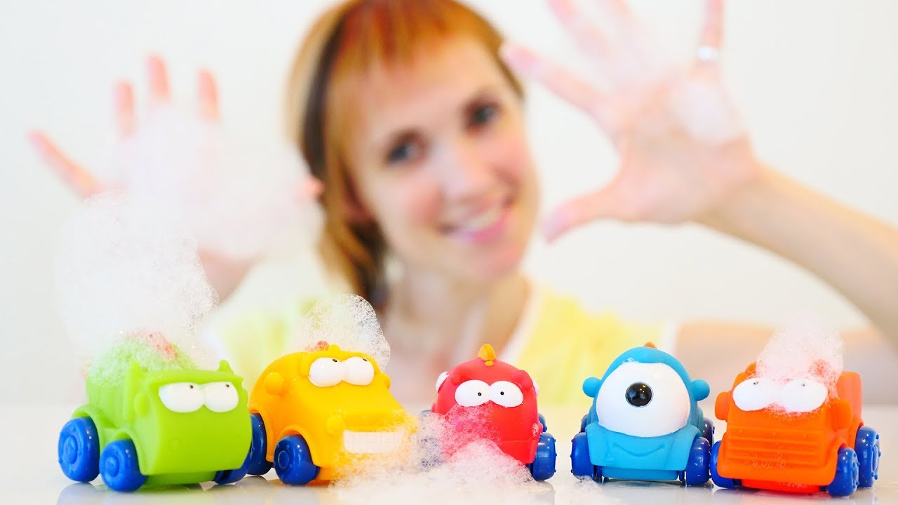 Mashinki-v-dzhakuzi.-Igrushki-dlya-vannoj-s-Mashej-Kapuki-Kanuki