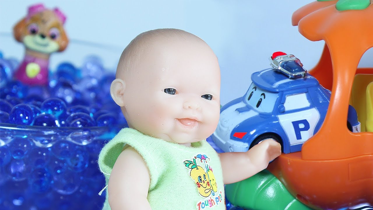 Pupsiki-Igrayut-v-Syurprizy-Igrushki-Robokar-Poli-i-SHHenyachij-Patrul-Robocar-Poli-Paw-Patrol