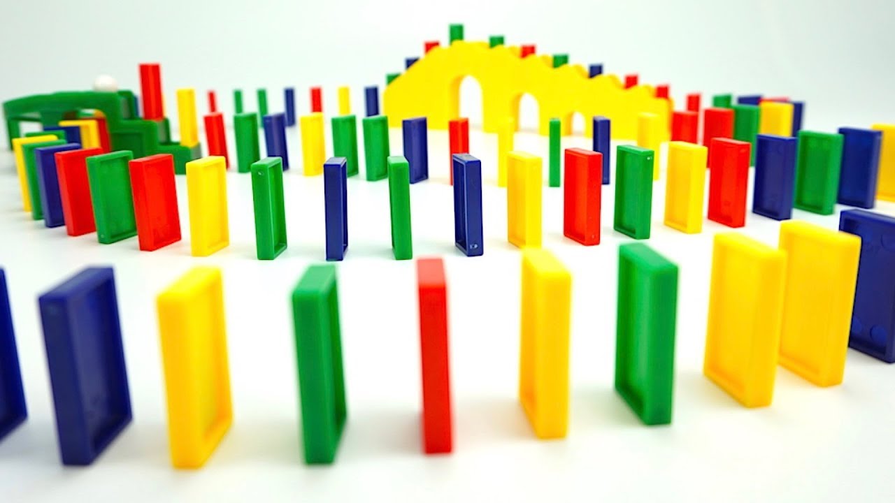 Raspakovyvaem-igrushku-Veseloe-Domino-Video-dlya-detej-igrovoj-nabor-dlya-vsej-semi
