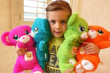 Roma-plays-with-colored-Teddy-Bears-Learn-colors-for-kids-and-toddlers-Learning-video