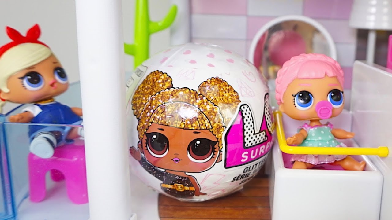 Syurprizy-i-kukly-lol-raspakovyvaem-lol-gliter-Multik-s-igrushkami-i-kuklami-Video-dlya-detei