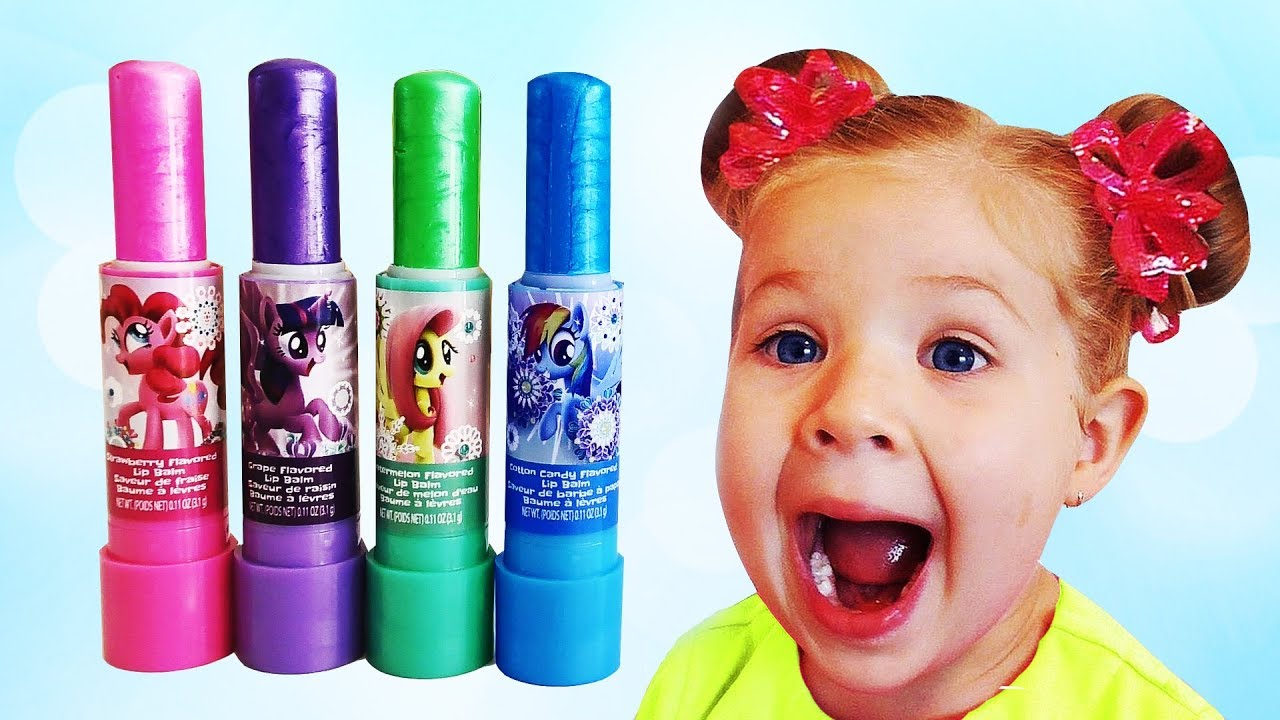 Diana-plays-with-color-Lipstick-Finger-Family-song