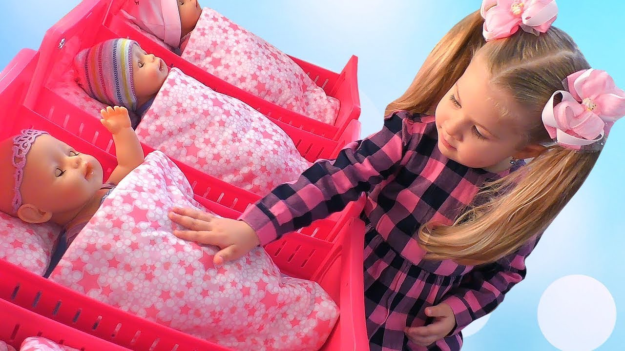 Видео my toys. Куклы для девочек. Девочка с двумя куклами. Девочка играет в куклы. Куклу играется.