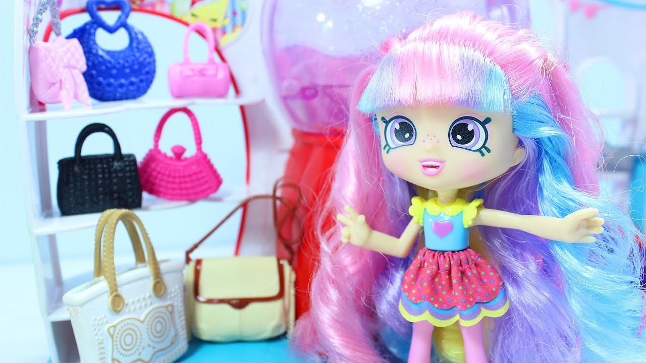 Igraem-v-Kukly-Pokupaem-sumochku-Vyigryvaem-podarki-Multfilm-dlya-devochek