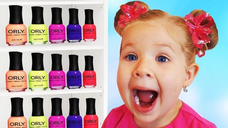 Roma-and-Diana-Pretend-Play-with-color-Nail-polish-and-Finger-Family-song-for-kids