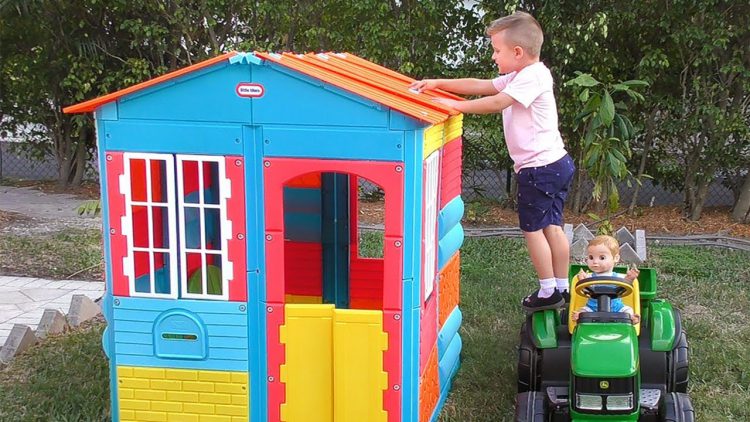 Roma-pretend-play-with-Baby-doll-and-build-Playhouse-Fun-Song-about-colors-for-kids