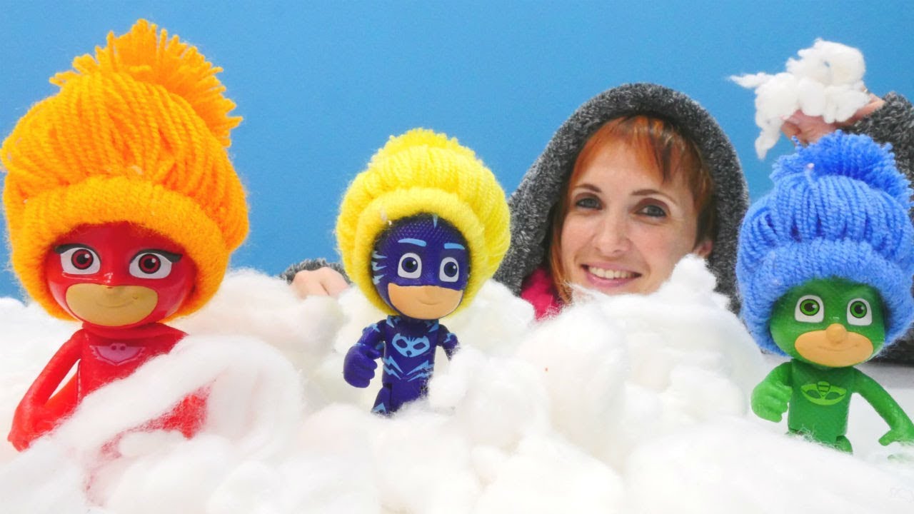 Video-dlya-detej.-Geroi-v-maskah-kormyat-zverej-zimoj