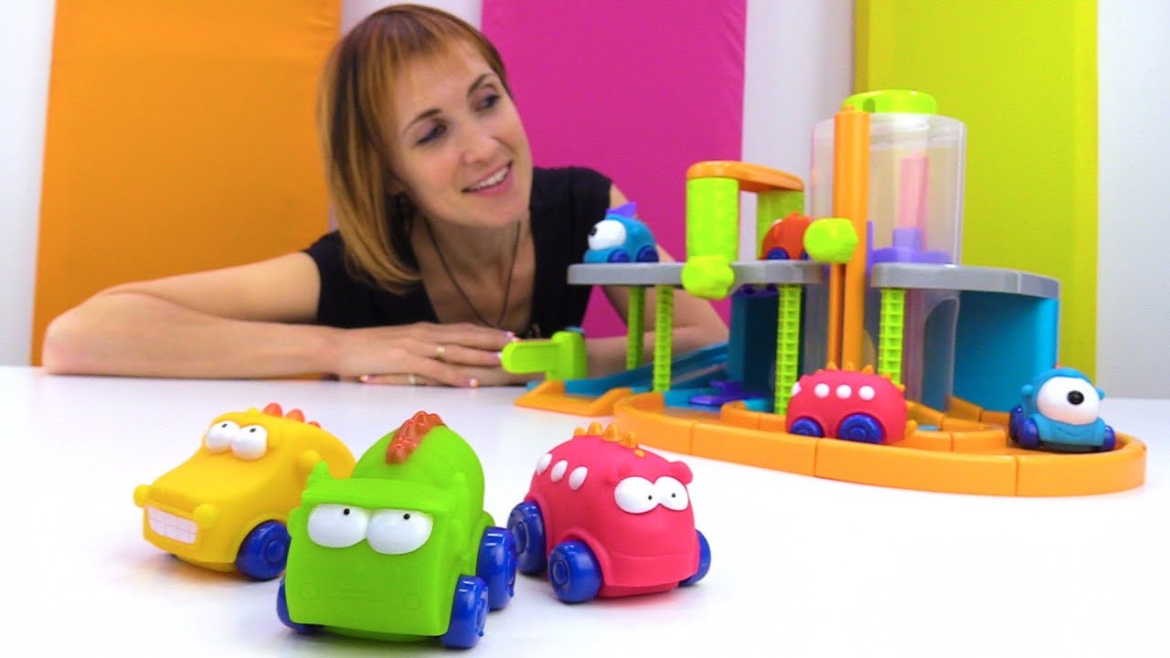 Video-dlya-detej.-Mashinki-sobirayut-sebe-dom-s-Mashej-Kapuki-Kanuki