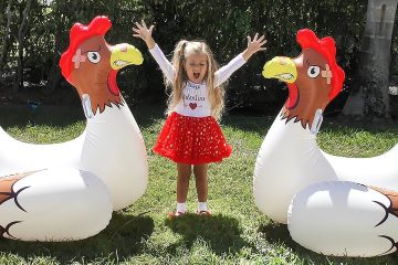 Diana-plays-Old-Mcdonald-Had-a-Farm-game-with-a-Funny-Chickens