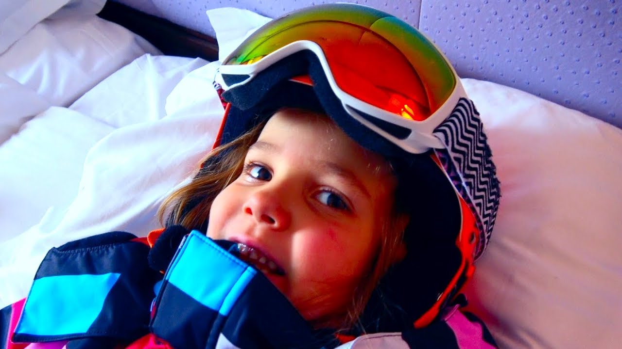 Katyu-ne-OSTANOVIT-Super-skorost-Raspakovka-igrushek-Slither-iO-i-mashinki-Podarki-ot-Club-Med