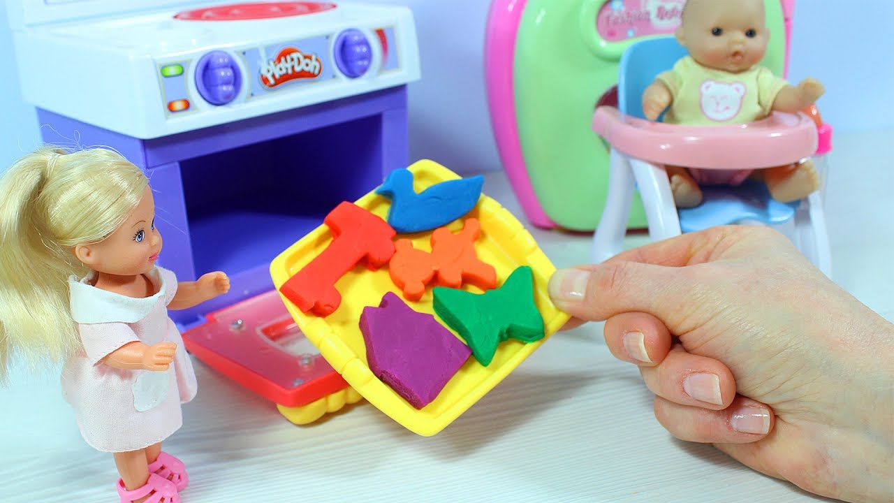 Kukla-Evi-Pupsik-Sonya-Pechyom-prazdnichnoe-pechene-Plastilin-Play-Doh