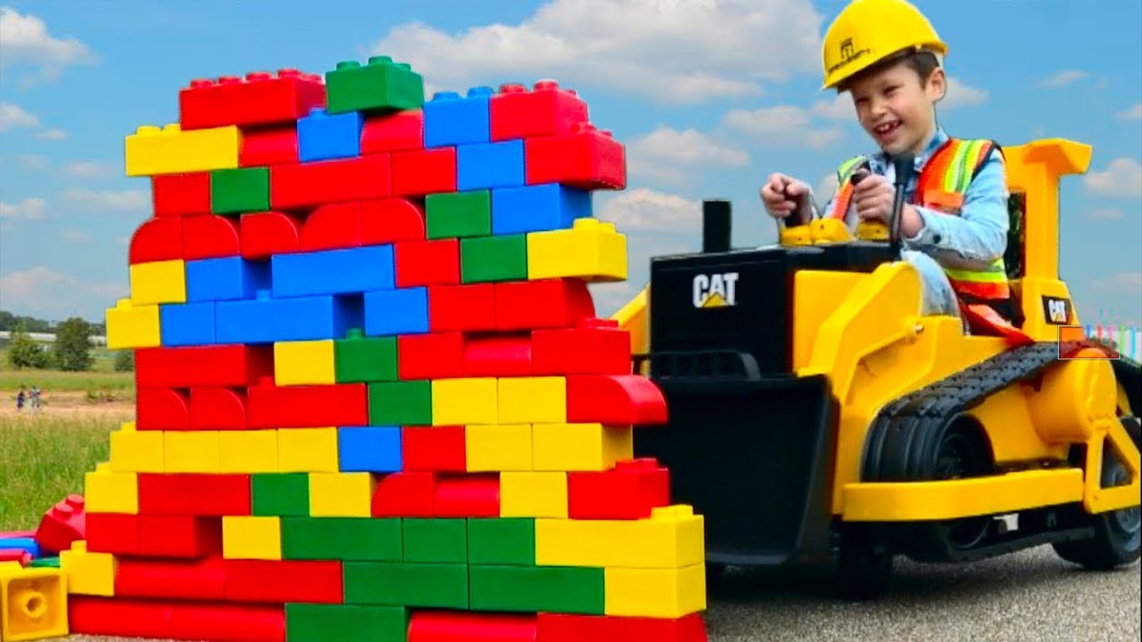 Obzor-garazha-2-Spetstehnika-Maksa.-Pozharnaya-mashina-i-POLITSEJSKAYA.-BULDOZER.-Kids-ride-on-CARS