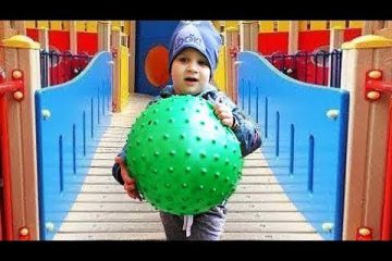 Roma-igraet-na-detskoj-ploshhadke-Outdoor-Playground-for-kids-fun-Play-time