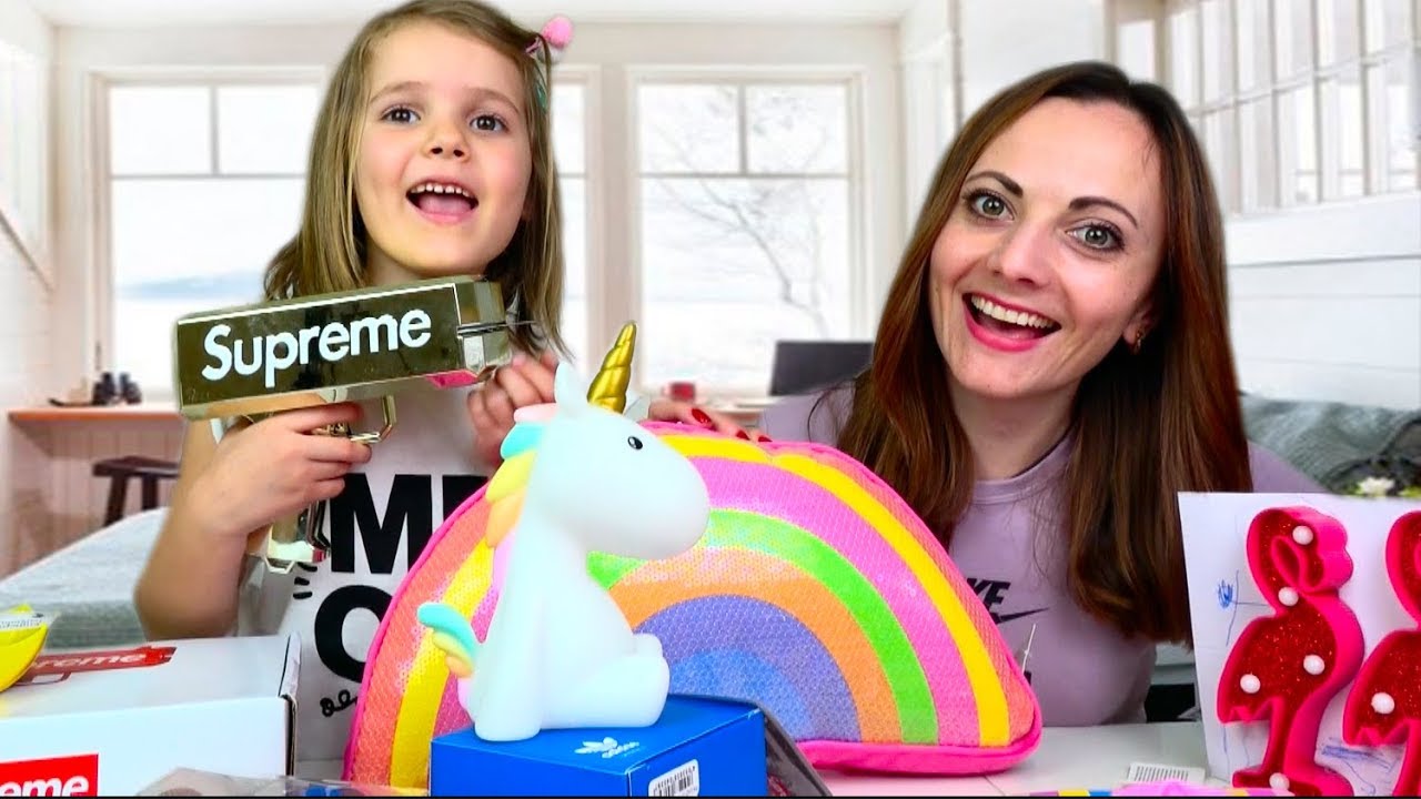 Dengi-Supreme-v-Mystery-Box-PODARKI-Adidas-Nike-i-Vans-dlya-Inny-i-Kati-SHar-predskazanij-i-igrushki