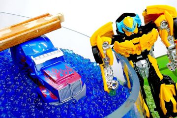 Igry-s-Transformerami-Optimus-upal-v-ozero-Video-pro-mashinki