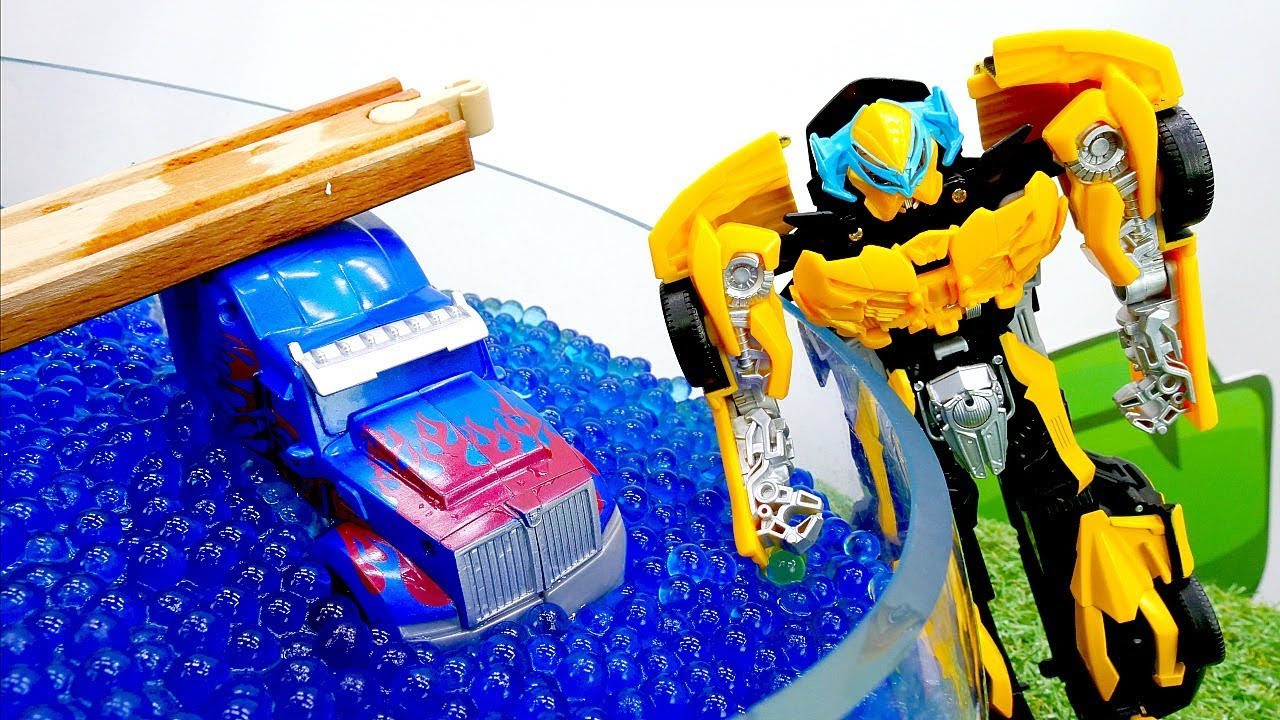 Igry-s-Transformerami-Optimus-upal-v-ozero-Video-pro-mashinki