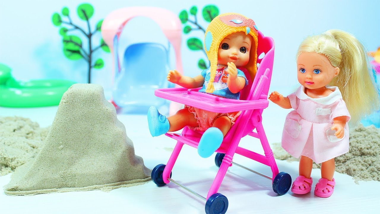 Kineticheskij-pesok-Kukly-Pupsiki-igrayut-Lepim-gorku-Kinetic-Sand-Slides
