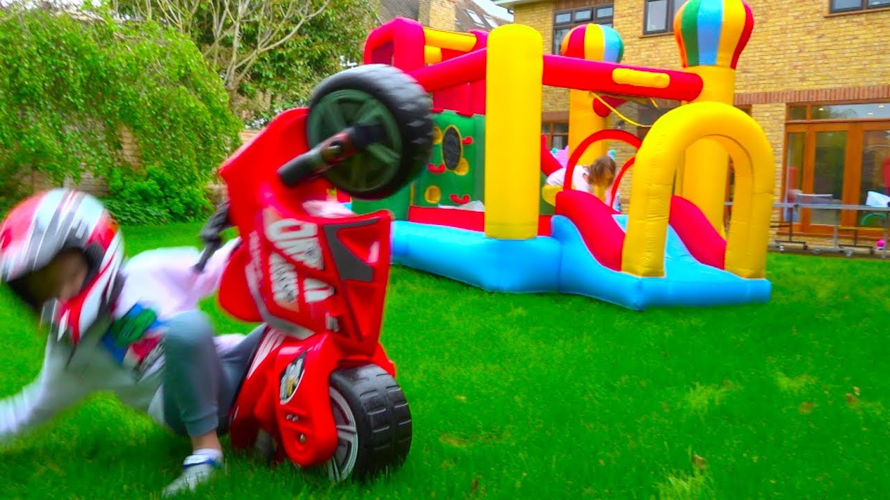 Maks-i-Katya-ne-podelili-igrushki