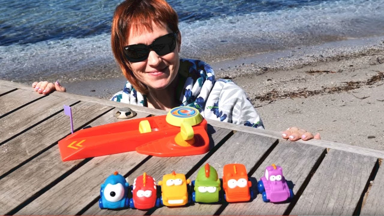 Masha-Kapuki-i-mashinki-na-plyazhe.-Video-dlya-malyshej