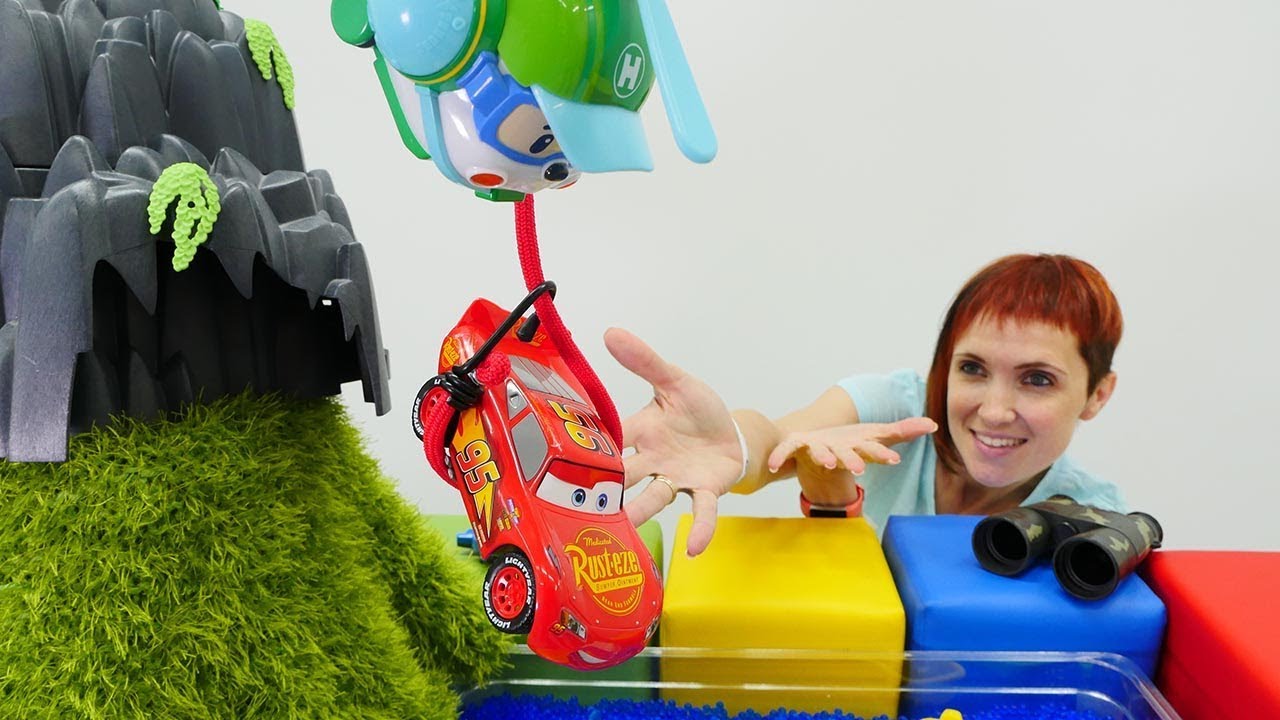 Poli-Robokar-pomogaet-Molnii-Makvinu.-Video-s-mashinkami