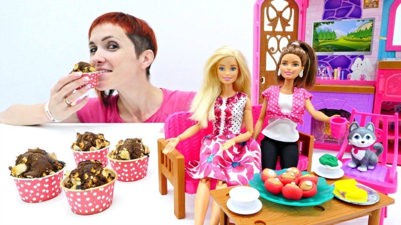 Video-dlya-devochek-Barbi-i-Masha-Kapuki-gotovyat-maffiny