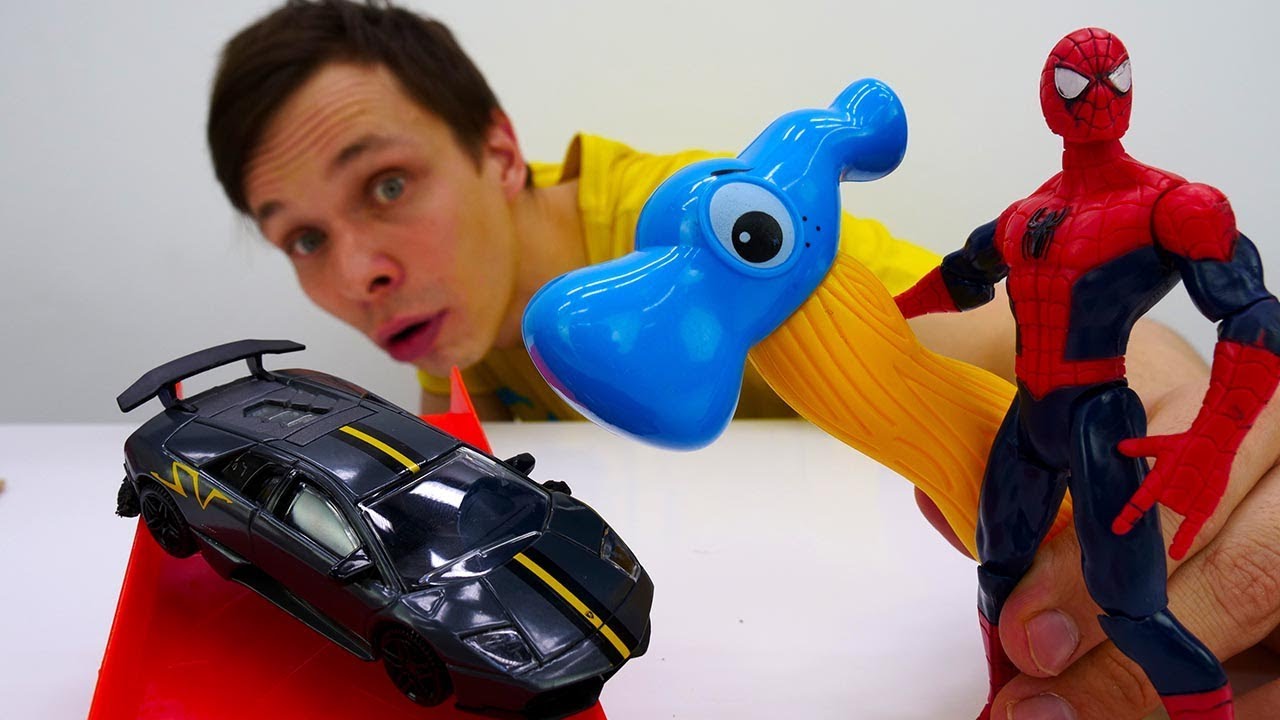 CHelovek-Pauk-i-raspakovka-mashinki-lambordzhini.-Video-dlya-malchikov